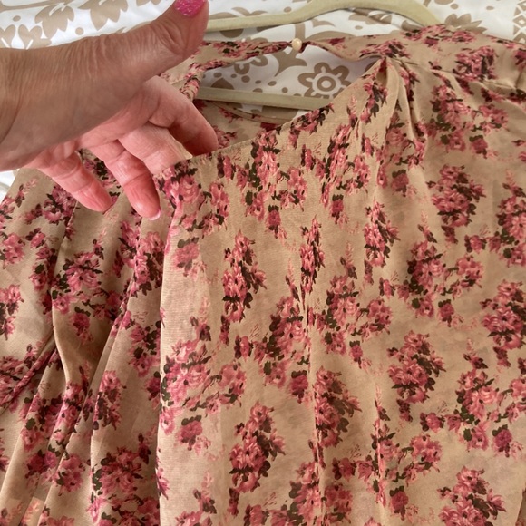 🛍️🛍️ 3 for $5. Beautiful draped back top - Picture 6 of 6